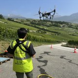 Lucie Zufferey, oenologue à la cave des Bernunes à Sierre, pilote le drone utilisé pour épandre les produits sur les vignes